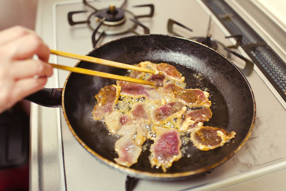 フライパンを使ったジンギスカンの食べ方