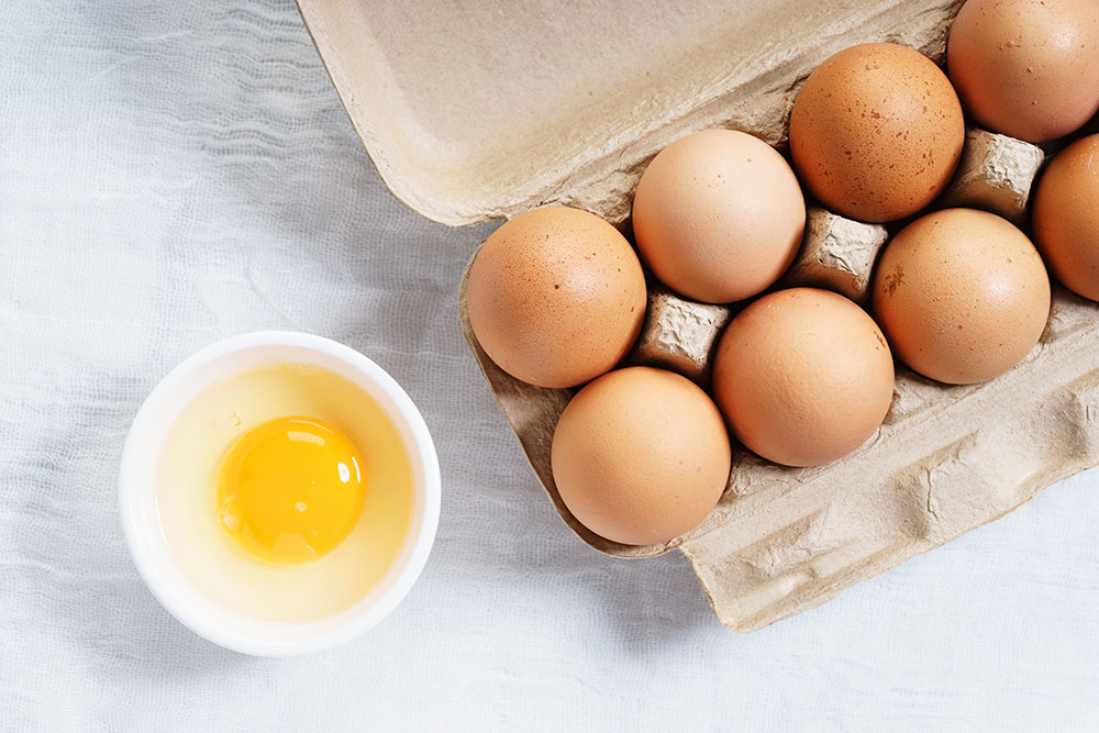 卵の殻や黄身の色に違いがあるのはなぜ 色が濃いほどおいしいの Prezo プレゾ 北海道の豊かな恵みを産地直送