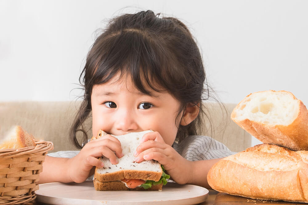 パンを食べる子供