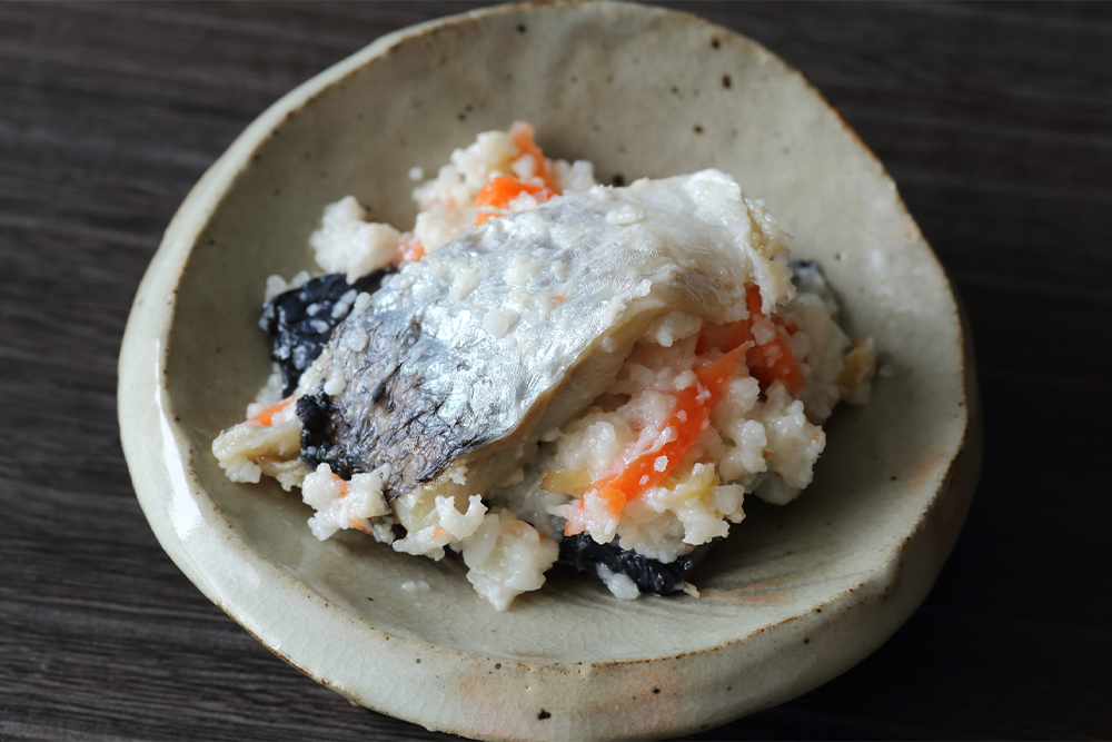小皿に盛った飯寿司の写真