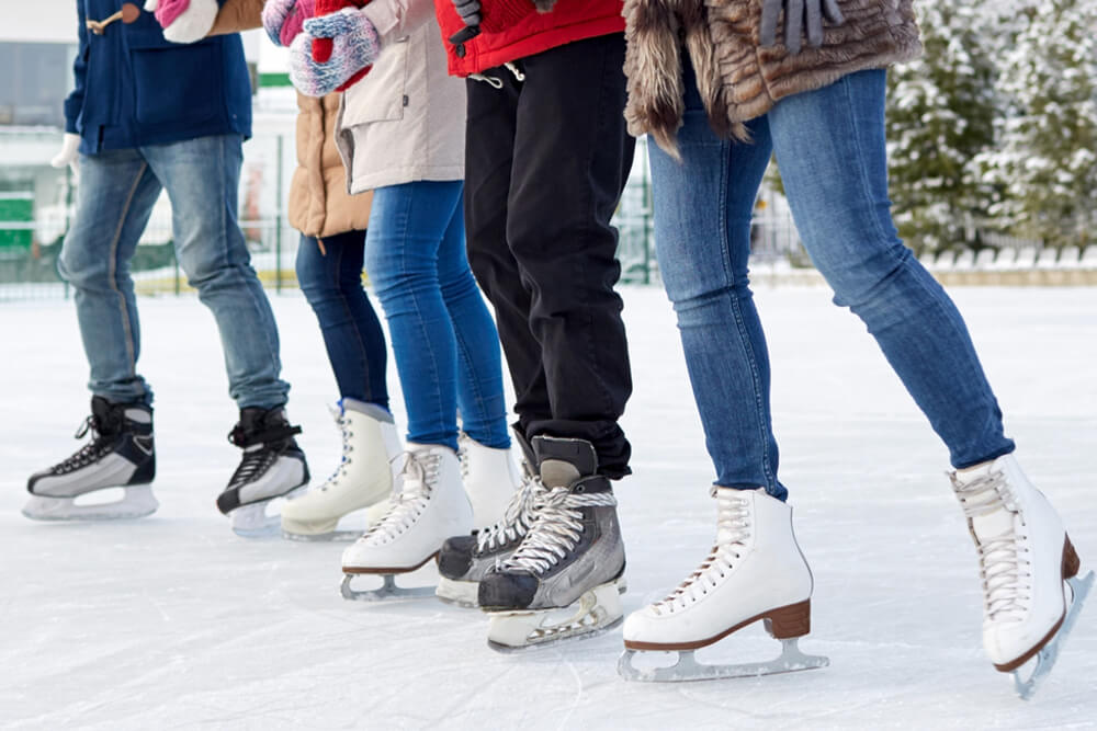 並んでアイススケートを滑る様子