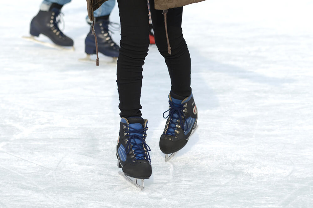 アイススケートで氷の上に立つ