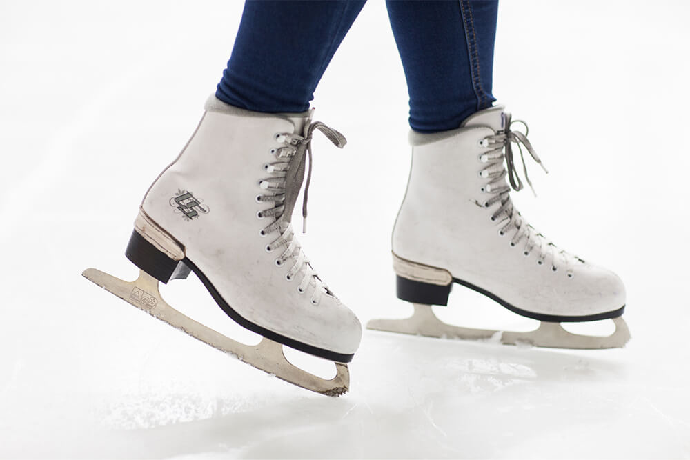 スケート靴を履いて滑る