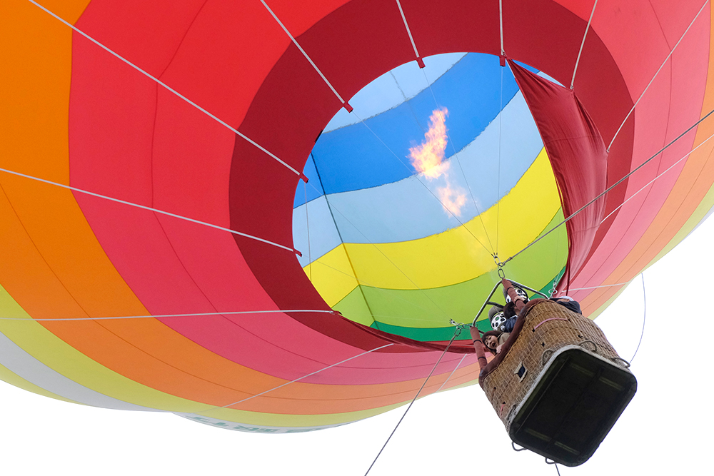 熱気球が飛ぶ仕組み