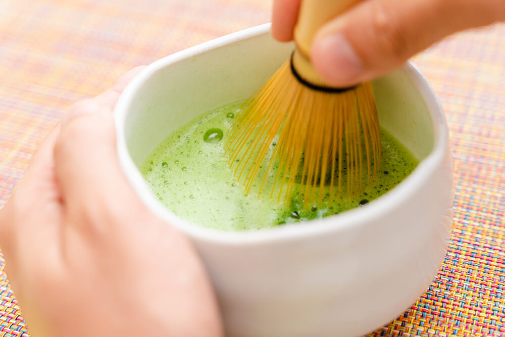 抹茶を点てている様子