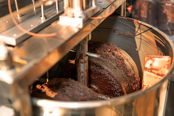 nicao（ニカオ）のアトリエにてカカオ豆の焙煎をしている様子