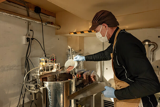 nicao（ニカオ）のティムさんが焙煎をしている様子