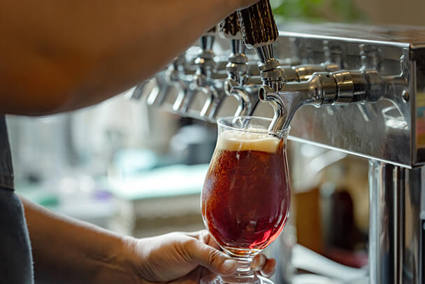 ナカフラノブルワリーのサーバーからビールが注がれる様子