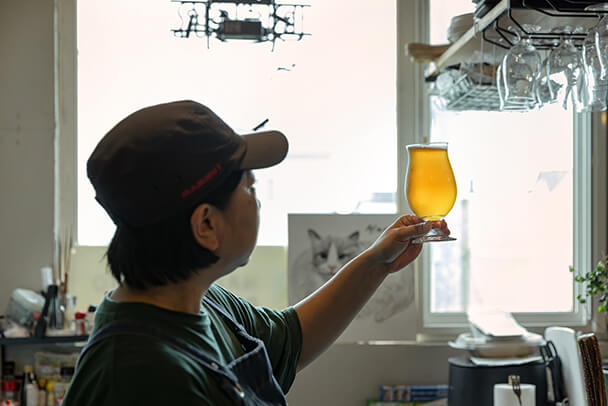 ナカフラノブルワリーのオーナーがビールの出来を確認している様子