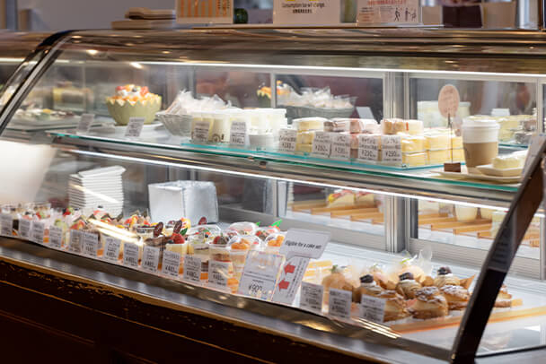 プティ・メルヴィーユ末広店のショーケース