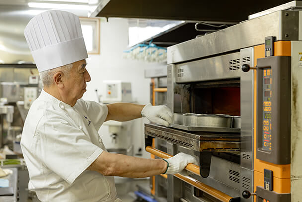 プティ・メルヴィーユの遠藤シェフがオーブンを扱う様子