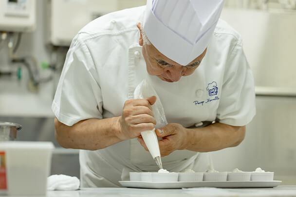 プティ・メルヴィーユの遠藤シェフが仕上げる様子