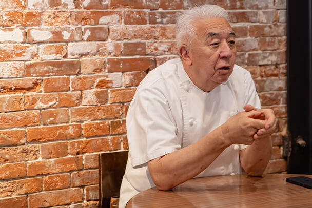 プティ・メルヴィーユの遠藤シェフが取材を受ける様子