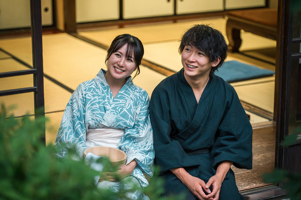 お月見をするカップル