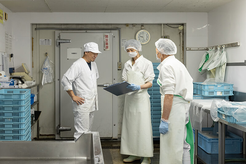 株式会社ふじと屋の社長とスタッフが打ち合わせしている様子のイメージ1