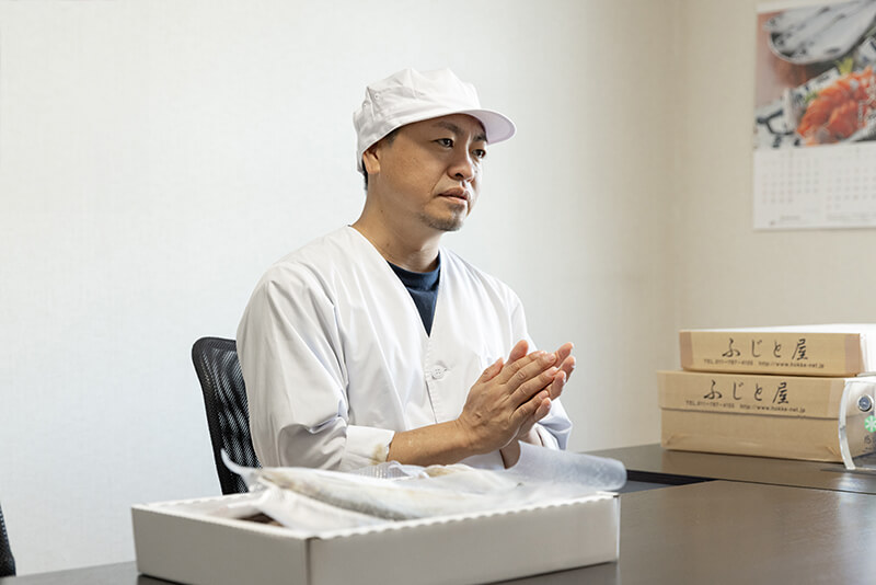 株式会社ふじと屋の社長が取材を受ける様子