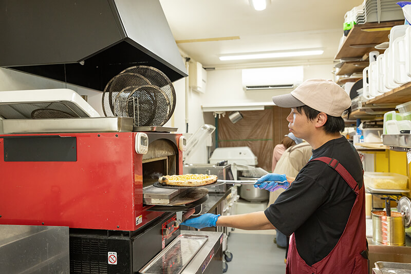 清水町minori pizza（みのりピザ）のオーナーがピザを焼く様子